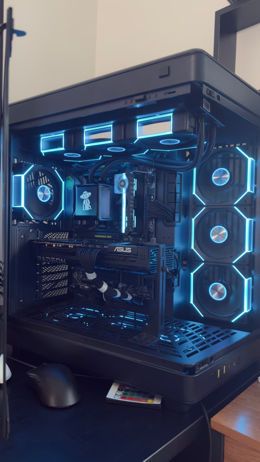 PC gamer montado pela AlienLabs com iluminação azul e display personalizado