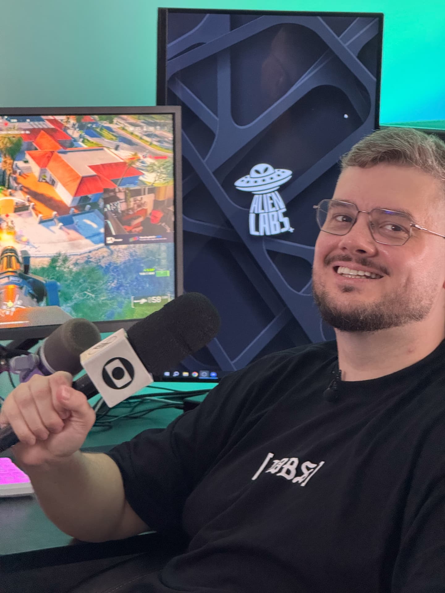 Sn4rFx, fundador da AlienLabs, em seu setup gamer