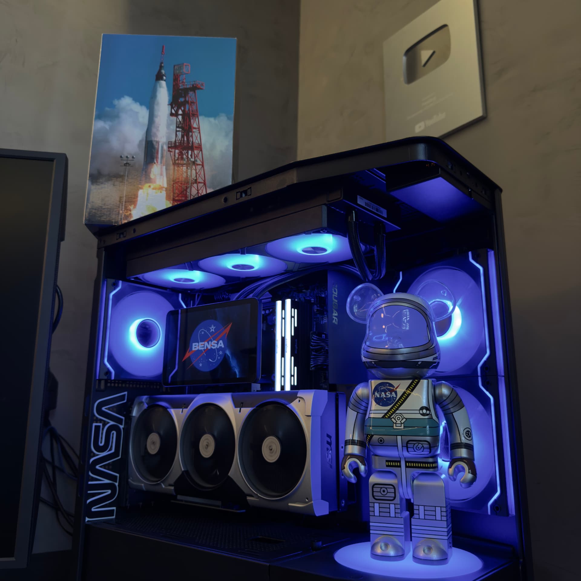 PC gamer temático NASA montado pela AlienLabs com iluminação azul