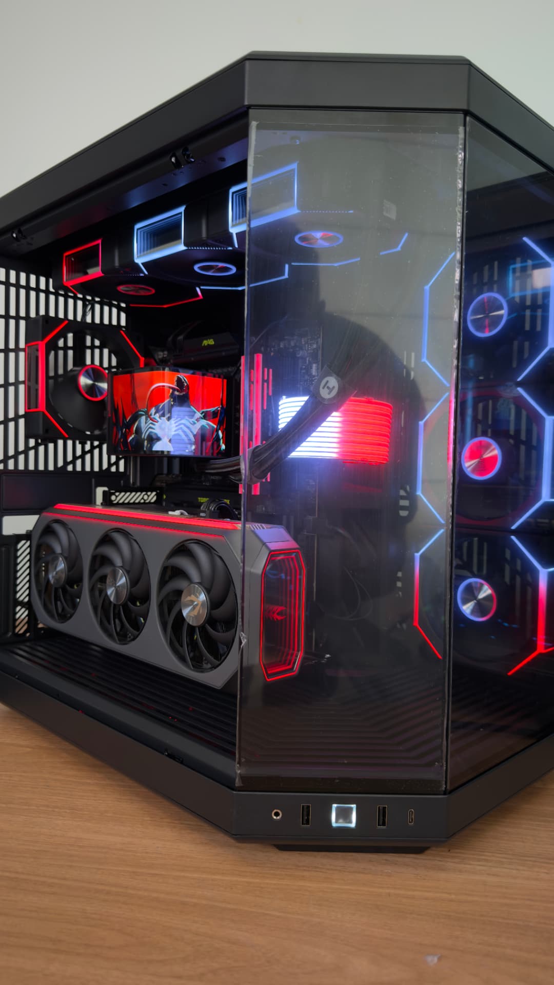 PC gamer montado pela AlienLabs com iluminação vermelha e azul em gabinete panorâmico