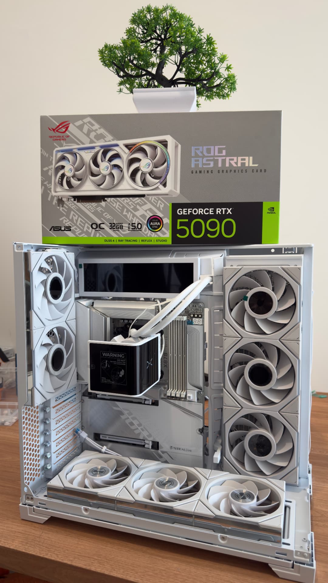 PC gamer branco montado pela AlienLabs com RTX 5090